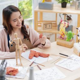 Ilustrasi seorang yang sedang merancang strategi bisnis dari hobinya.