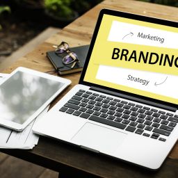 Ilustrasi branding strategy marketing.
