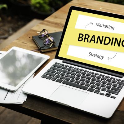 Ilustrasi branding strategy marketing.